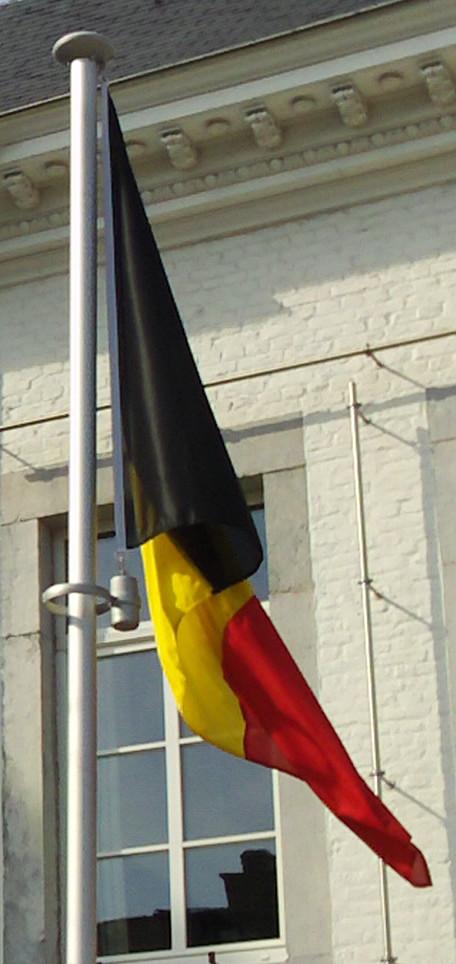 Belgische Flagge vor dem Eupener Rathaus